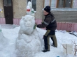 Житель одного из многоквартирных домов по ул. Подольских курсантов вот уже десять лет создаёт необычное снежное украшение в своём дворе